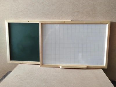 Detalle de Pizarra de 60x40 acrílica doble cara tiza y marcador con marco de madera