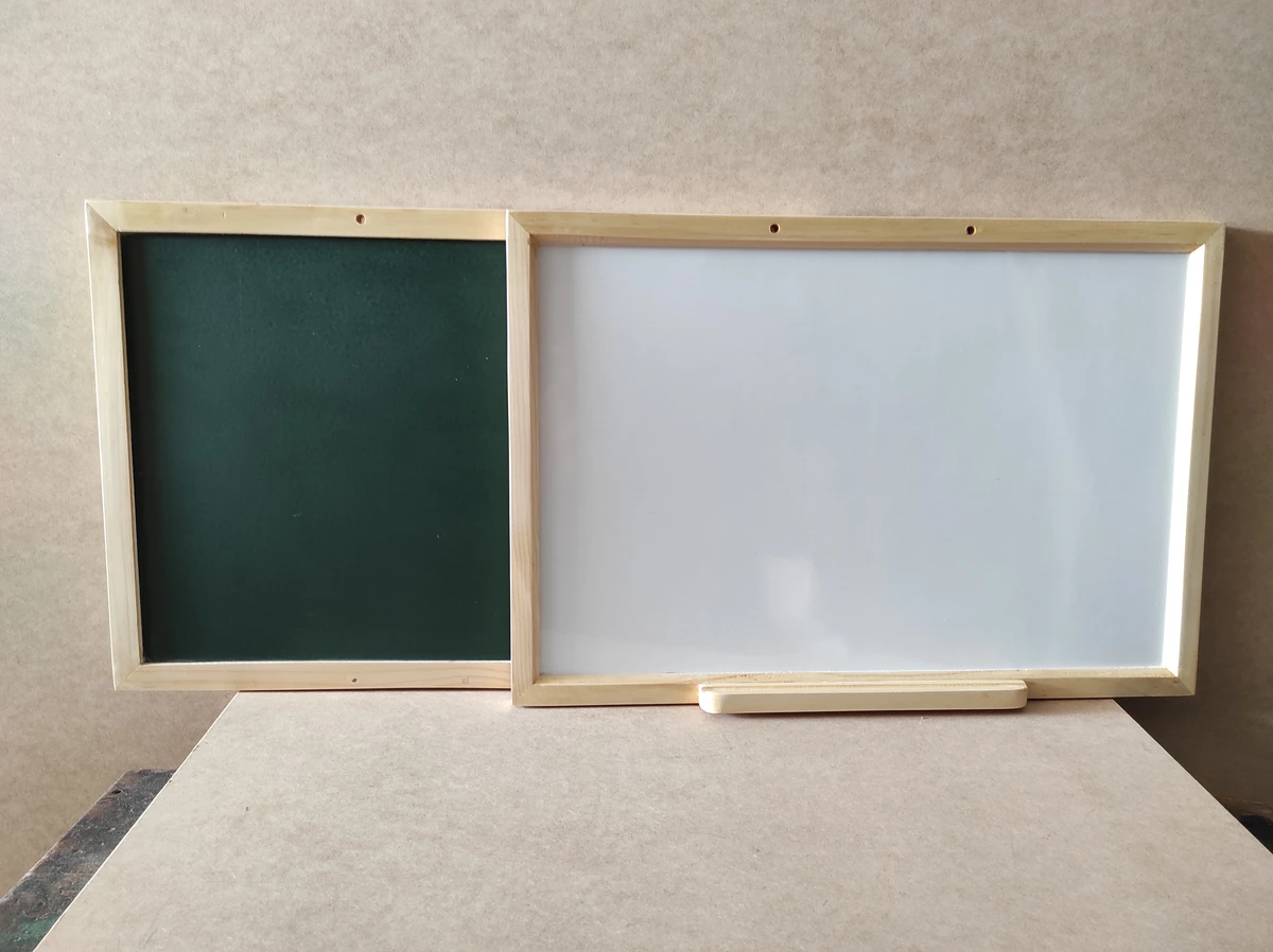 Pizarra de 60x40 acrílica doble cara tiza y marcador con marco de madera