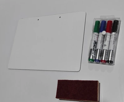 Detalle de Pizarra doble cara tamaño carta, tiza y marcador sin marco